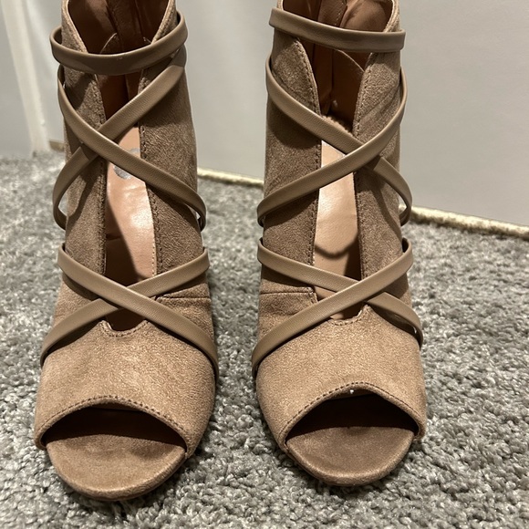 Tan Journee Collection Strappy heels - Picture 2 of 5
